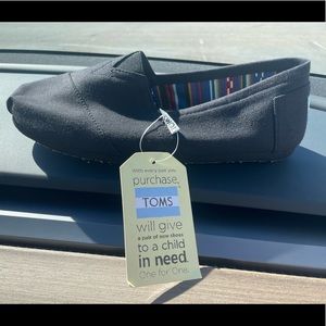 NEW Tom’s Classic Canvas shoe. Never worn.